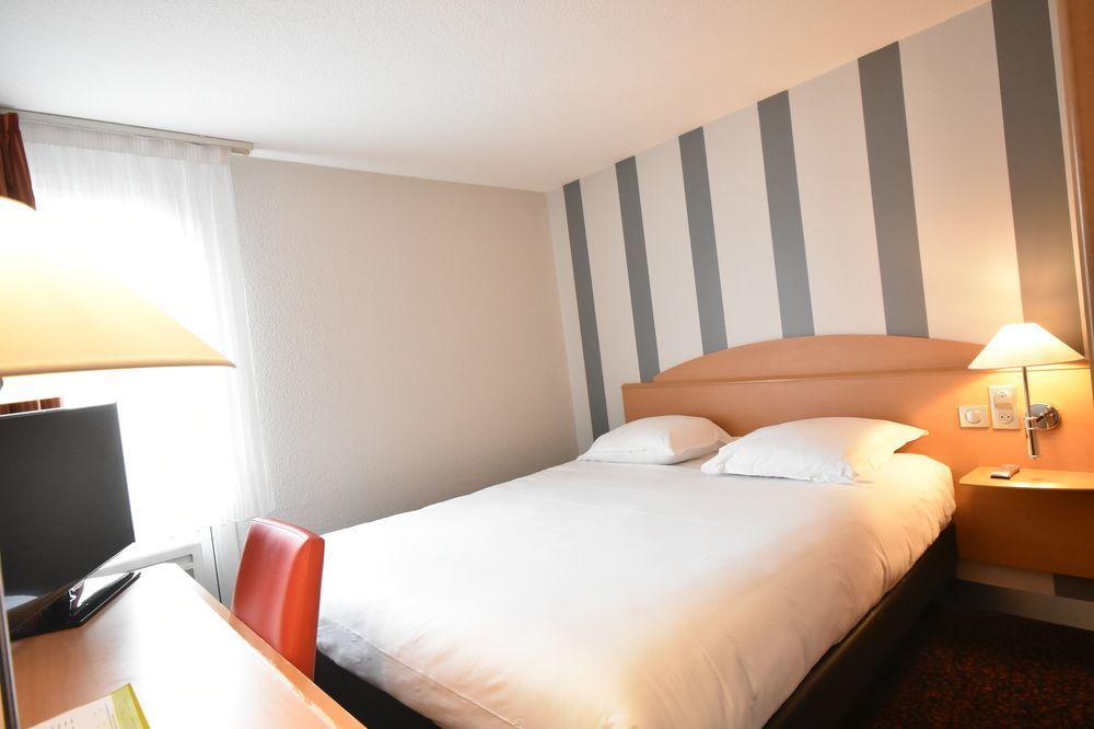 Logis Hotel L'Oree De Chartres - Barjouville Bagian luar foto