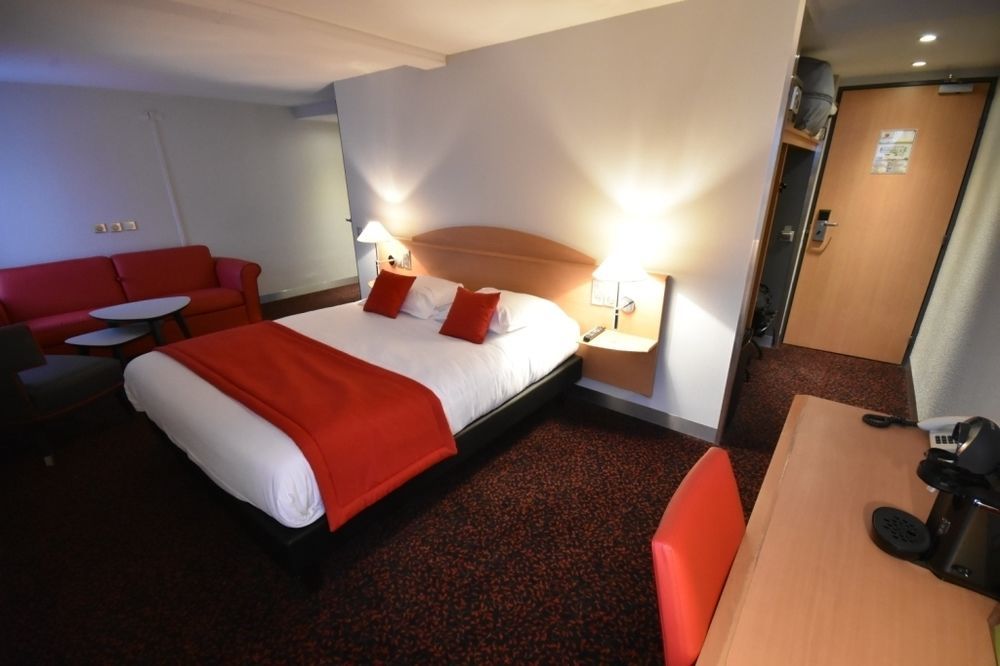 Logis Hotel L'Oree De Chartres - Barjouville Bagian luar foto