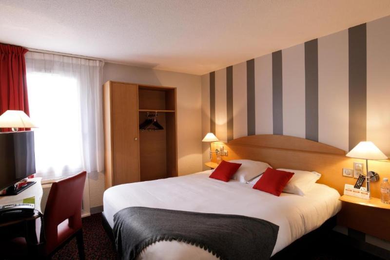 Logis Hotel L'Oree De Chartres - Barjouville Bagian luar foto