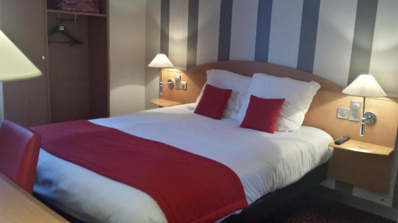 Logis Hotel L'Oree De Chartres - Barjouville Bagian luar foto